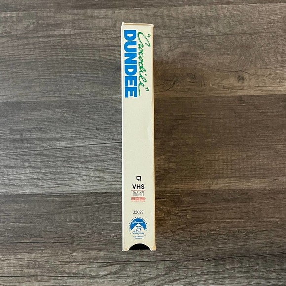 CROCODILE DUNDEE - PAUL HOGAN [ VHS ] PARAMOUNT - VINTAGE 1986 - Picture 2 of 5